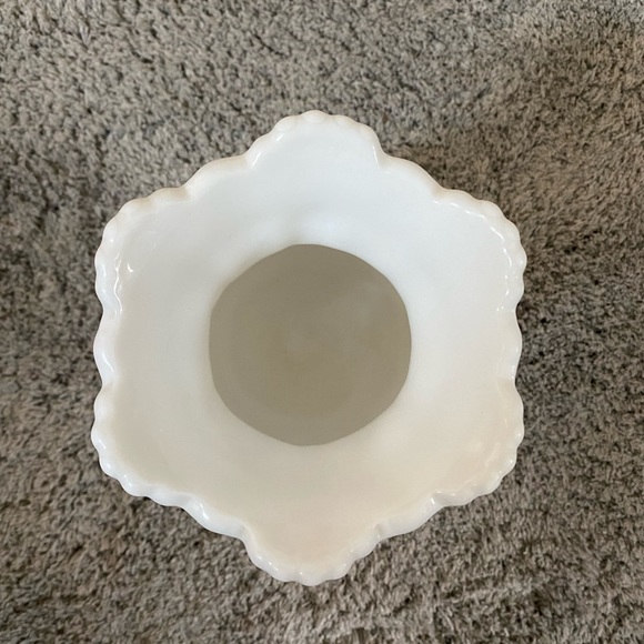 Westmoreland milk glass small vase. Old quilt pattern. Stamped. - Picture 4 of 7